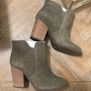 New Jessica Simpson Sadora Olive Taupe Split Suede Block Heel Ankle Boots